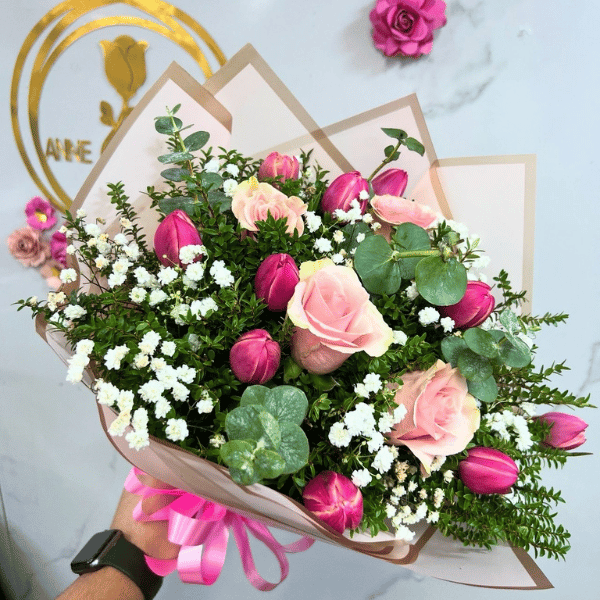Ramo de 10 tulipanes con 4 rosas en tonos rosados - Imagen 2