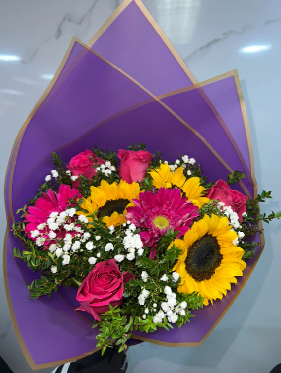 Ramo de rosas, gerberas y girasoles - Imagen 2