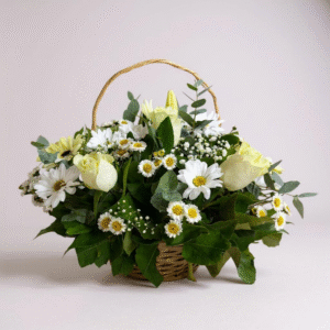 Canasto de mimbre mix de flores blancas