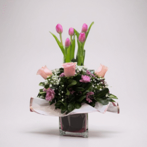 Pecera de 5 tulipanes 4 con rosas rosadas
