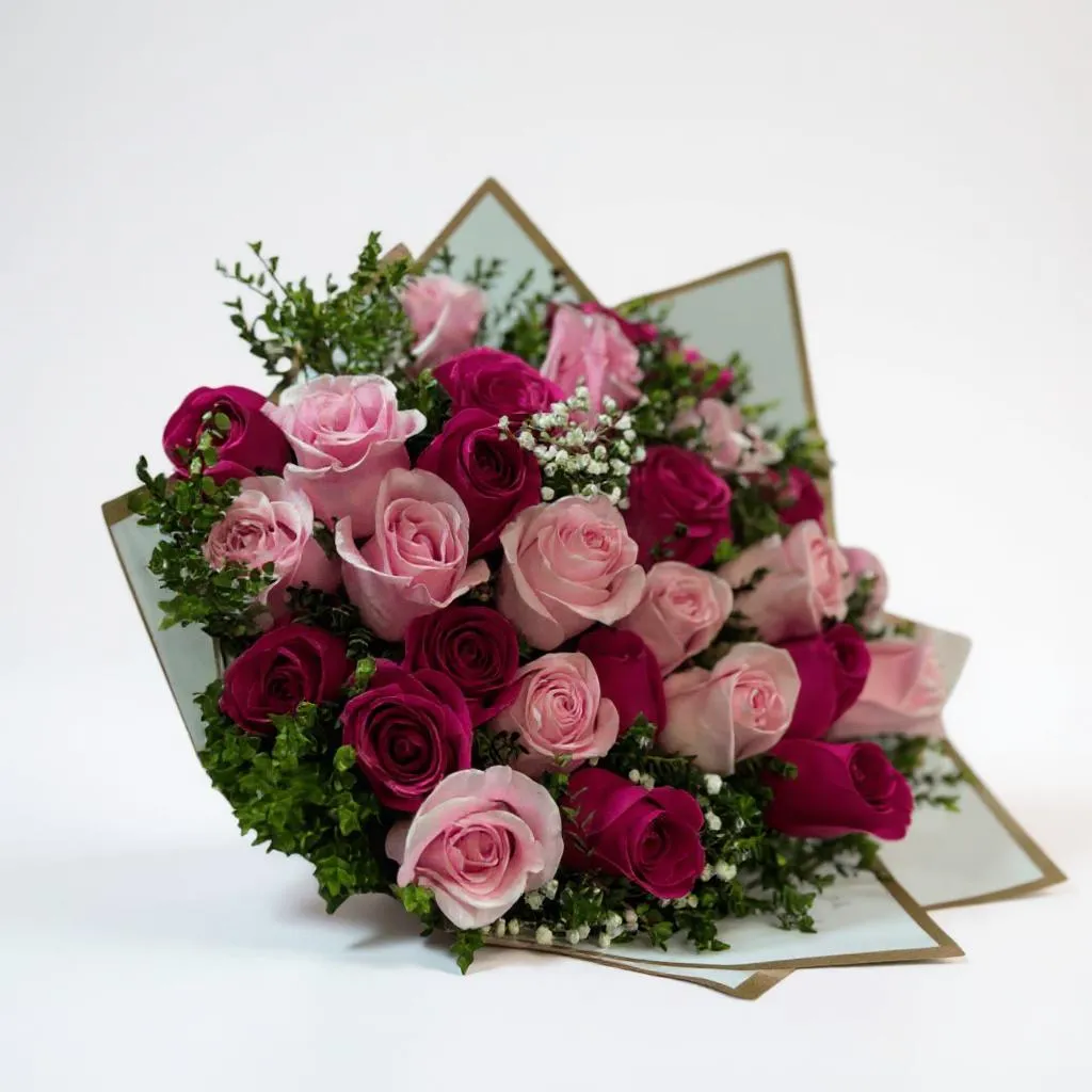 Ramo buchón de 25 rosas fucsias y rosadas