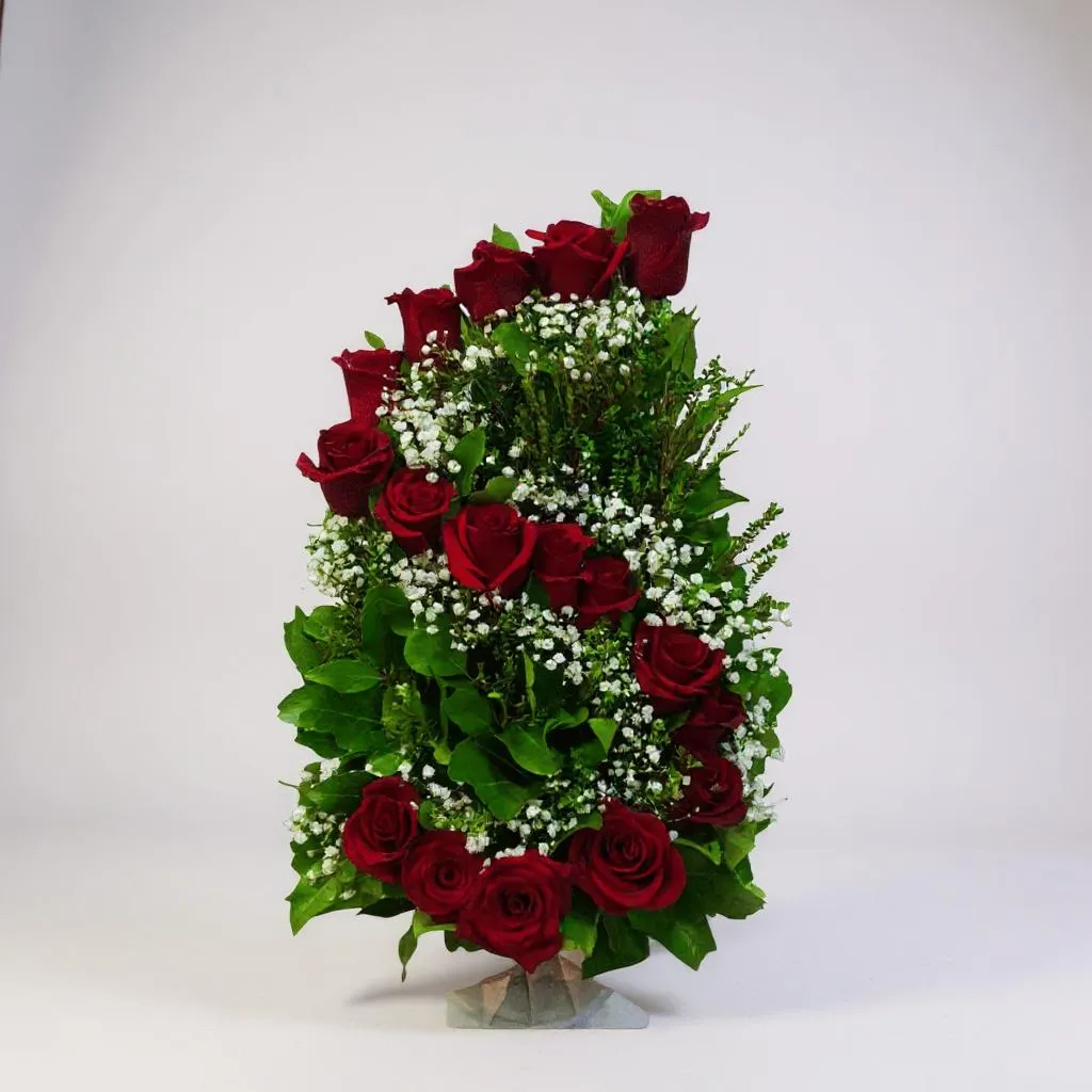 Pecera frontal de 18 rosas rojas