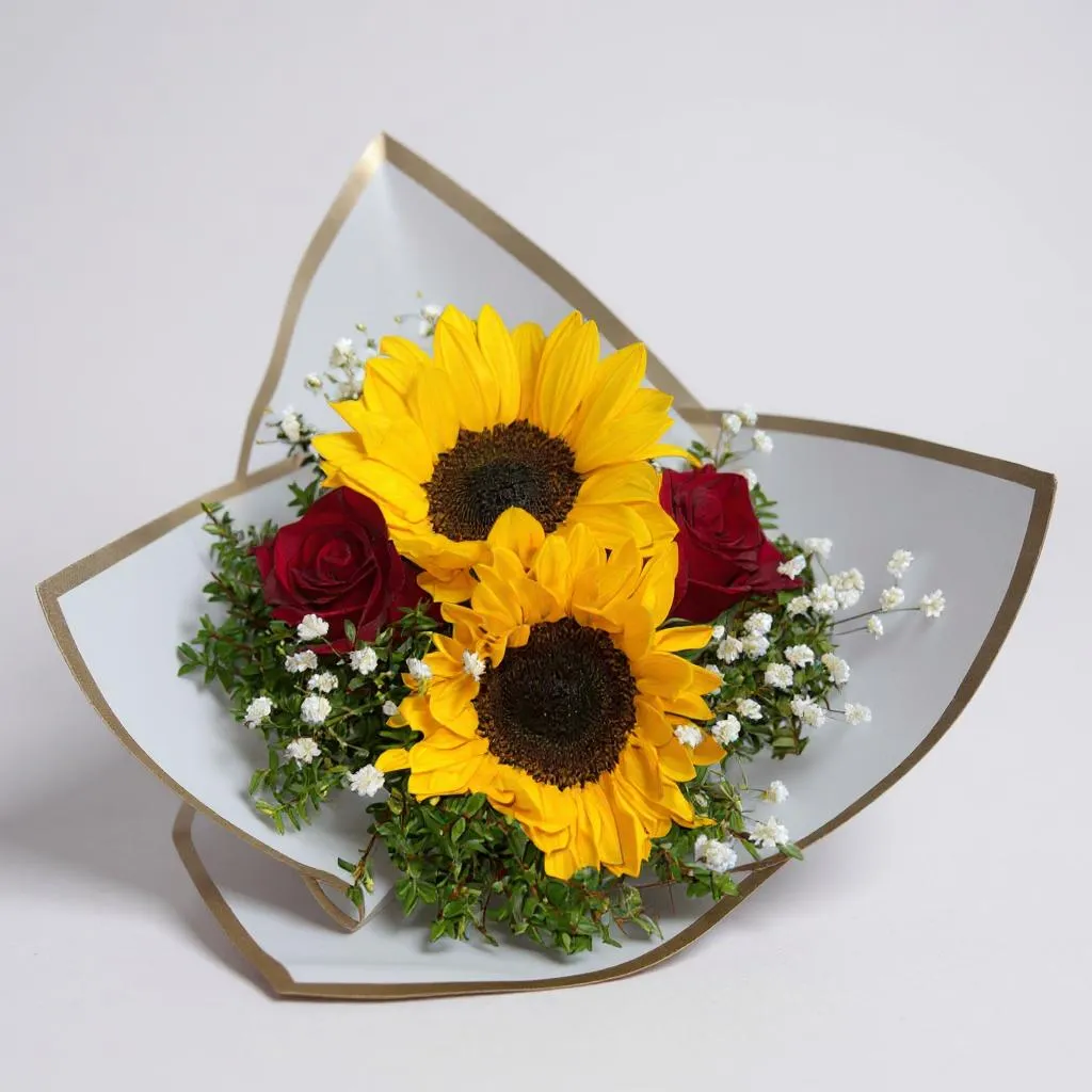 Ramo de 2 girasoles 2 rosas rojas papel blanco