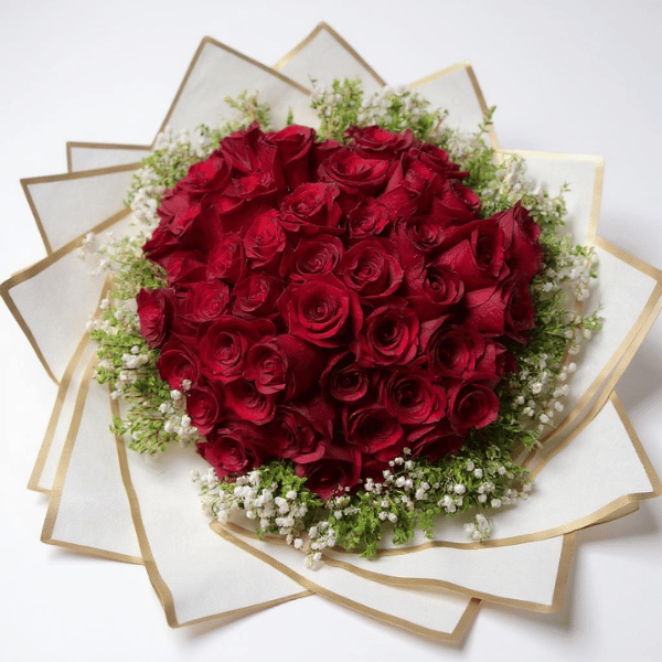 Ramo de 50 rosas rojas con follaje