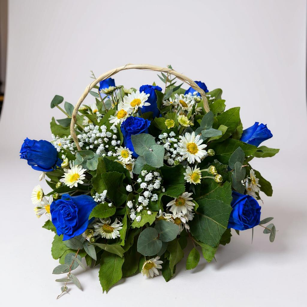 Canasto de mimbre de rosas azules - Imagen 2