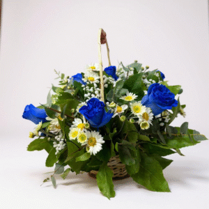 Canasto de mimbre de rosas azules