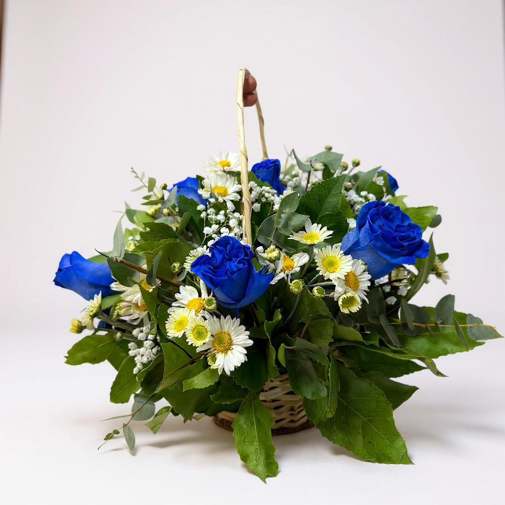 Canasto de mimbre de rosas azules