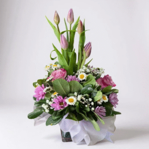 Tulipanes con rosas en cubo de vidrio