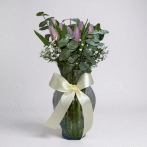 Florero de 10 tulipanes morados con eucaliptos