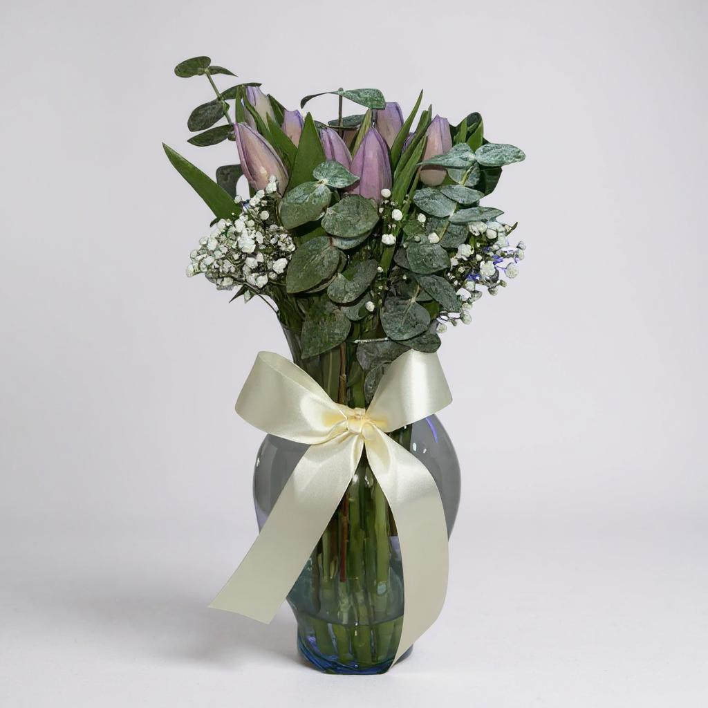Florero de 10 tulipanes morados con eucaliptos