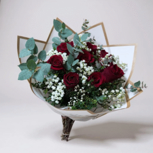 8 rosas rojas con eucaliptos