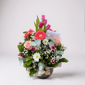 Pecera mix de tulipanes gerberas y rosas en tonos pasteles