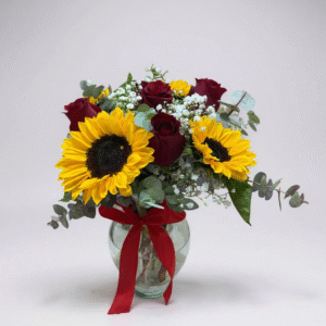 Florero de rosas y girasoles