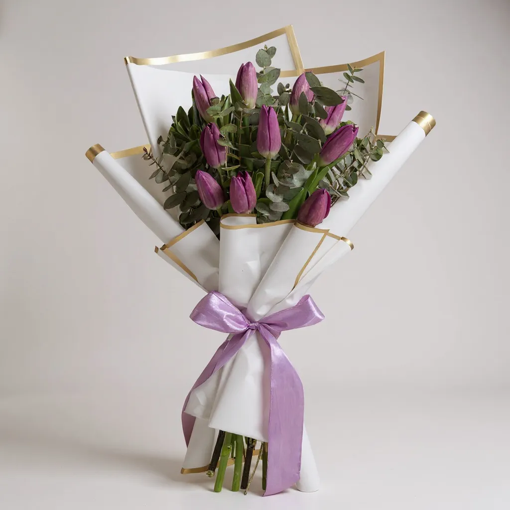 Ramo de 10 tulipanes morados escalonado