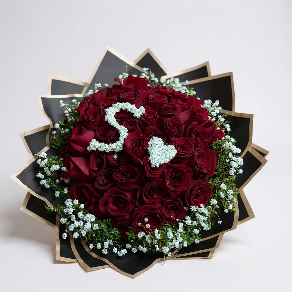 50 rosas rojas con inicial