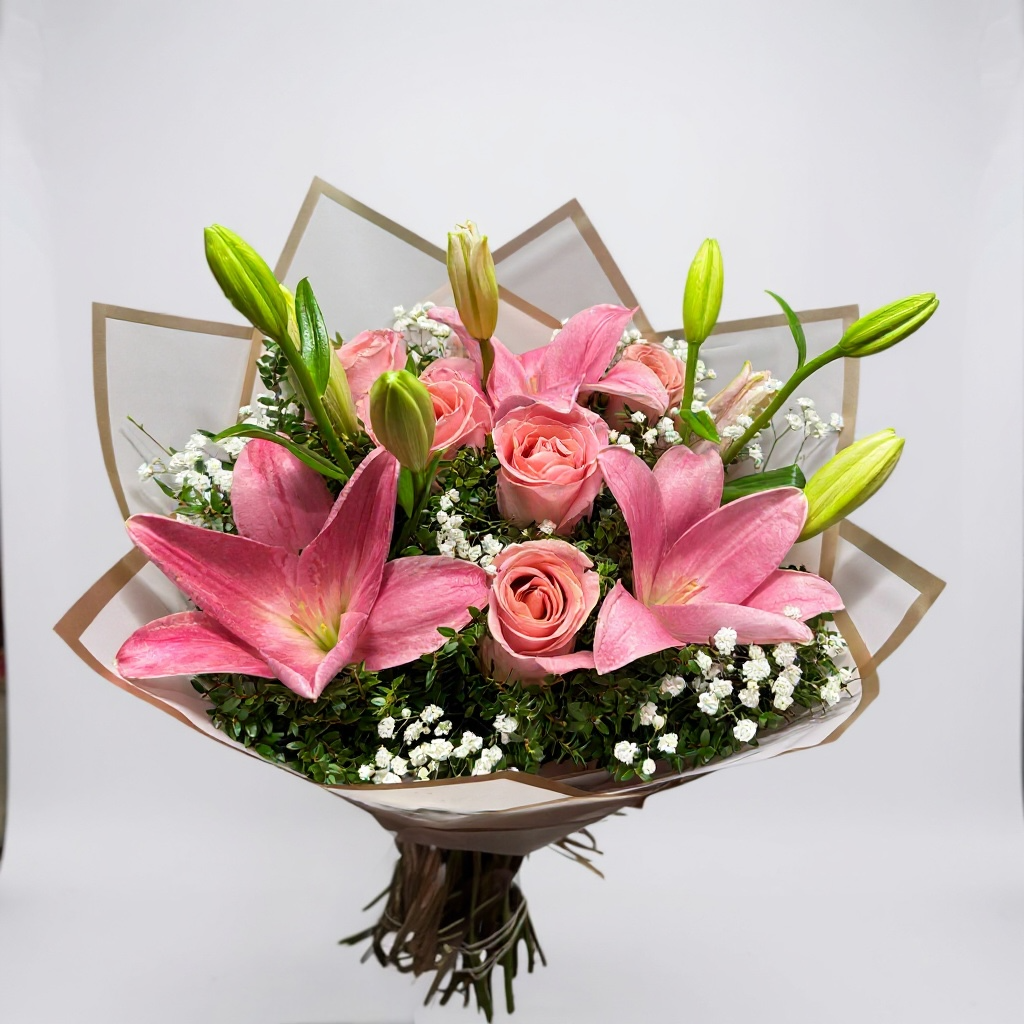 5 rosas rosadas con 3 lilium