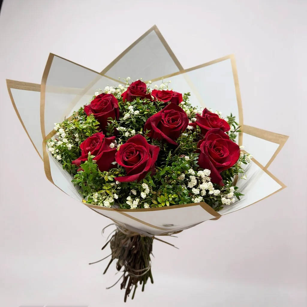 8 rosas rojas papel blanco