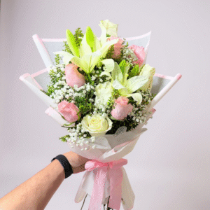 Ramo escalonado en tonos pasteles de rosas con lilium